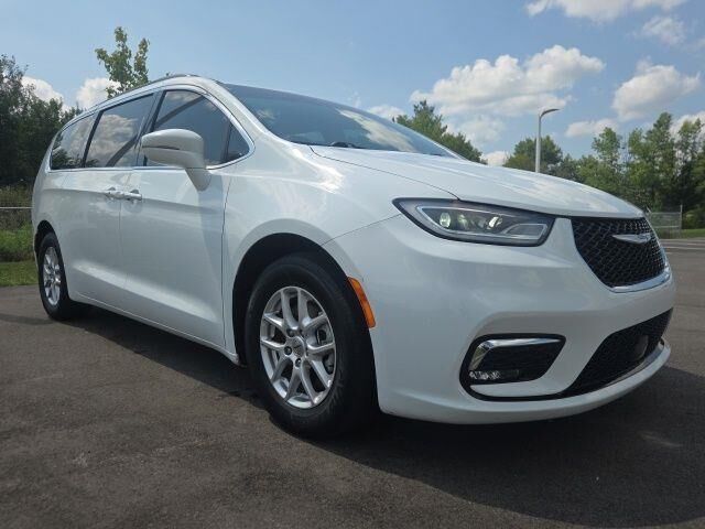 2022 Chrysler Pacifica Touring L — photo 1 of 39