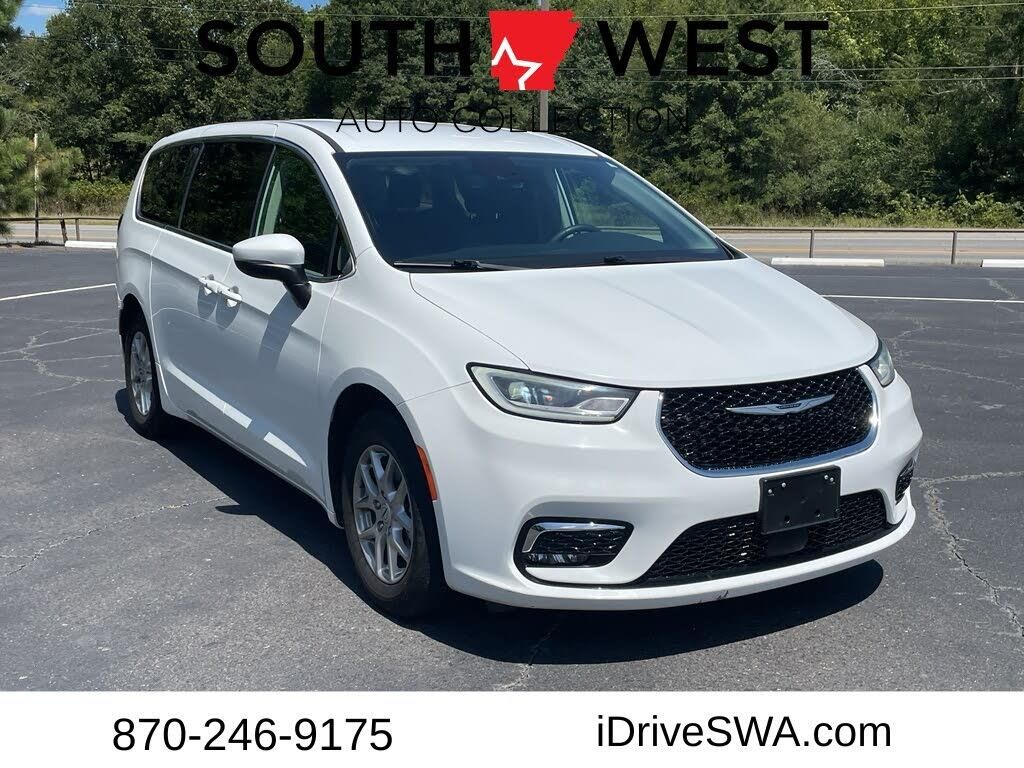 2023 Chrysler Pacifica Touring L — photo 1 of 1