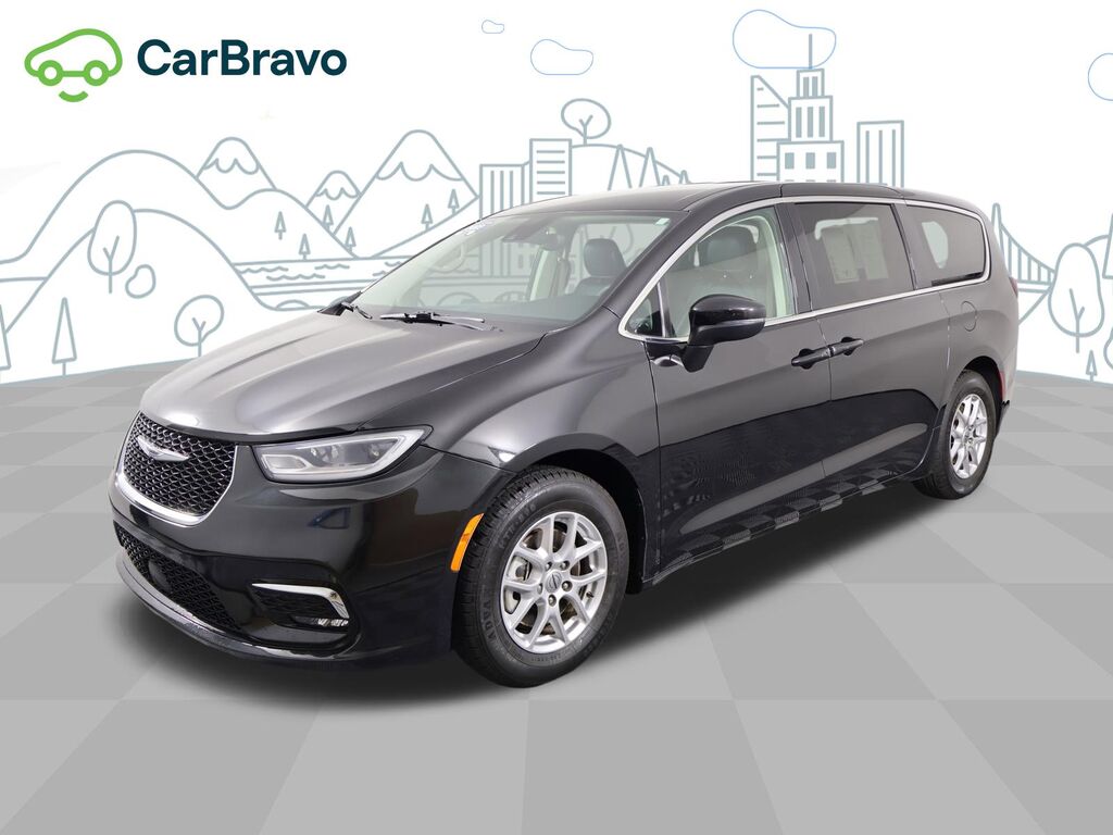 2023 Chrysler Pacifica Touring L — photo 1 of 6