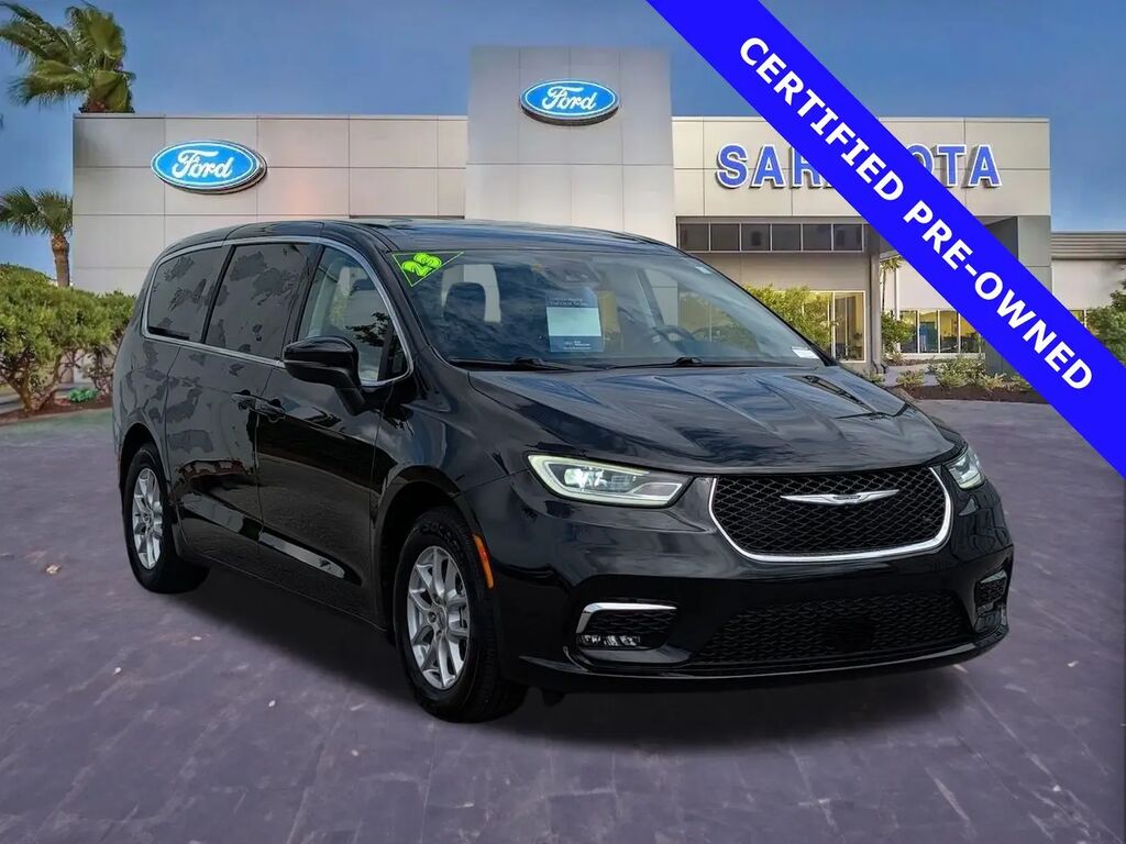2023 Chrysler Pacifica Touring L — photo 1 of 13