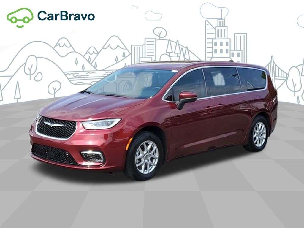 2023 Chrysler Pacifica Touring L — photo 1 of 6