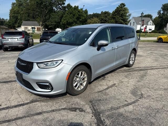 2023 Chrysler Pacifica Touring L — photo 1 of 12