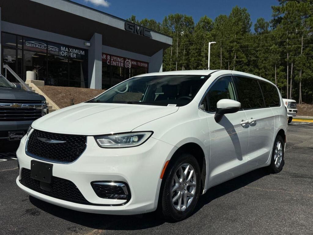 2023 Chrysler Pacifica Touring L — photo 1 of 1