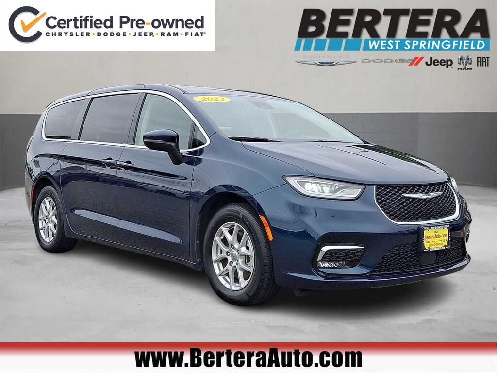 2023 Chrysler Pacifica Touring L — photo 1 of 13