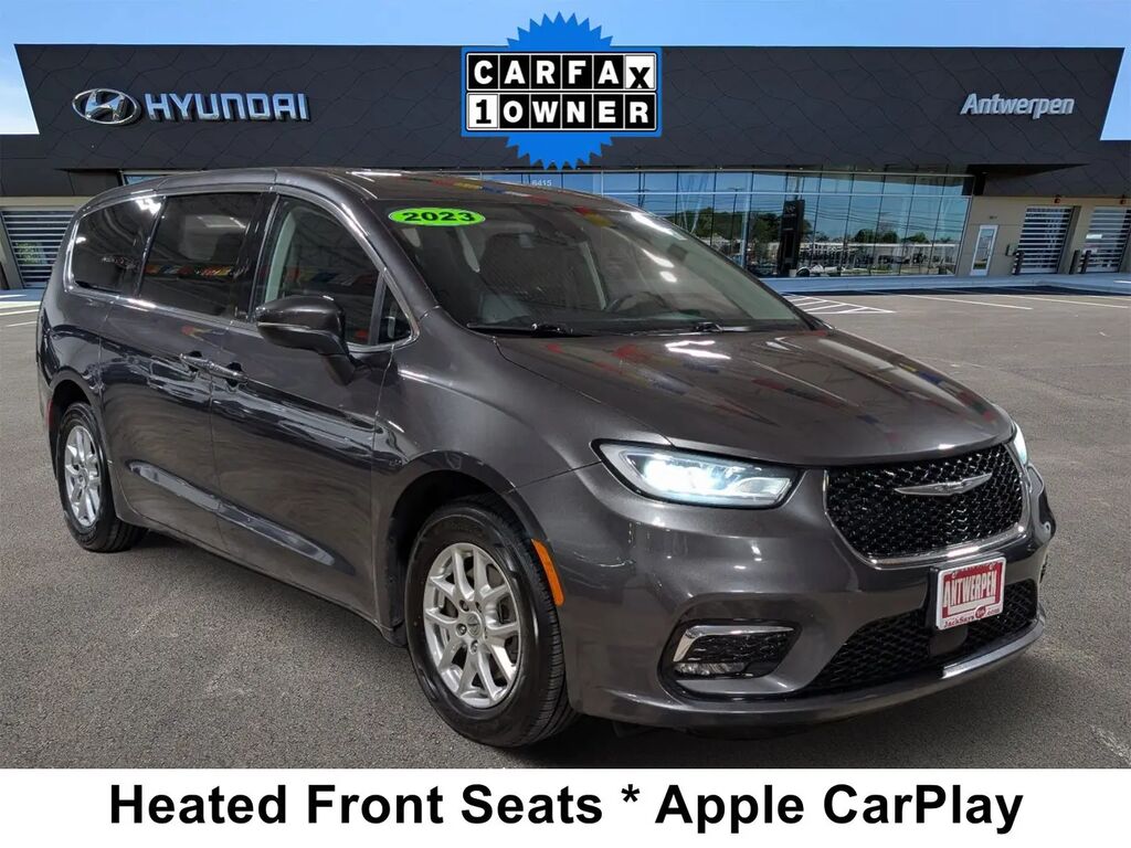 2023 Chrysler Pacifica Touring L — photo 1 of 13