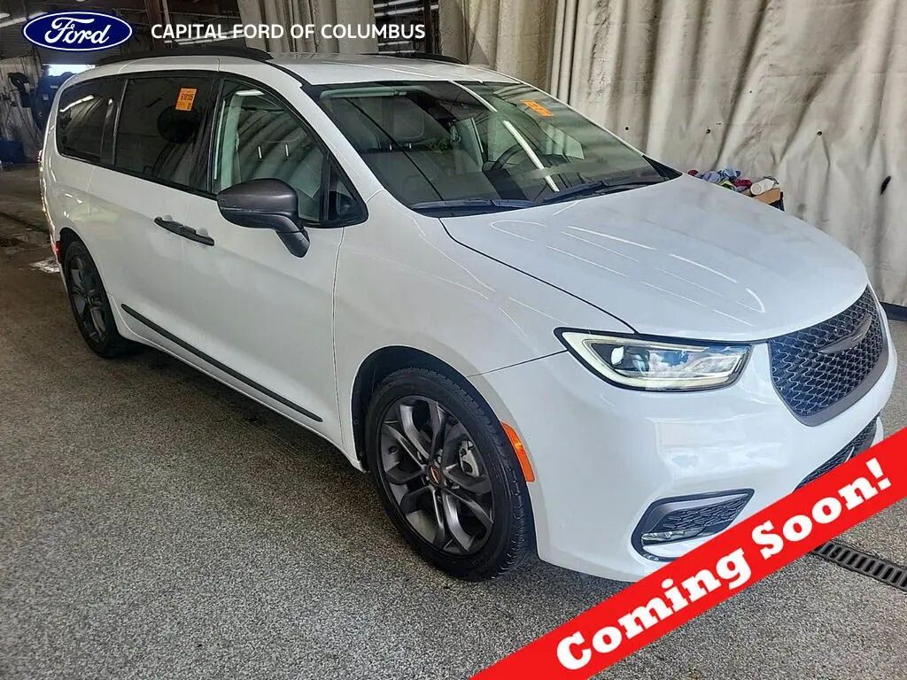 2023 Chrysler Pacifica Touring L — photo 1 of 1