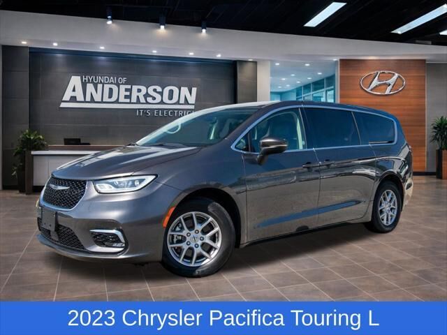 2023 Chrysler Pacifica Touring L — photo 1 of 13
