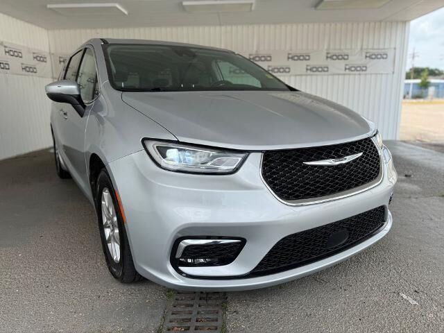 2023 Chrysler Pacifica Touring L — photo 1 of 13