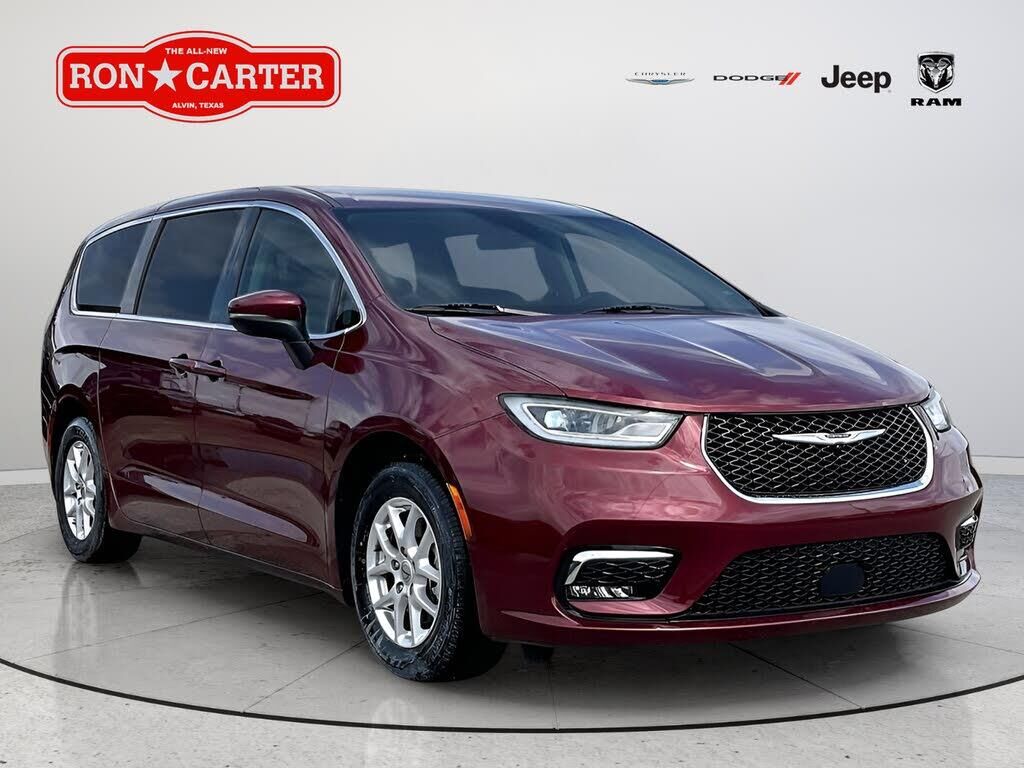 2023 Chrysler Pacifica Touring L — photo 1 of 1
