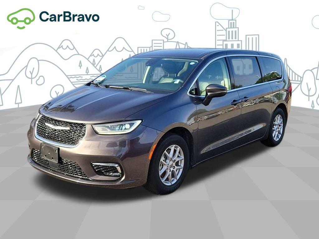 2023 Chrysler Pacifica Touring L — photo 1 of 6