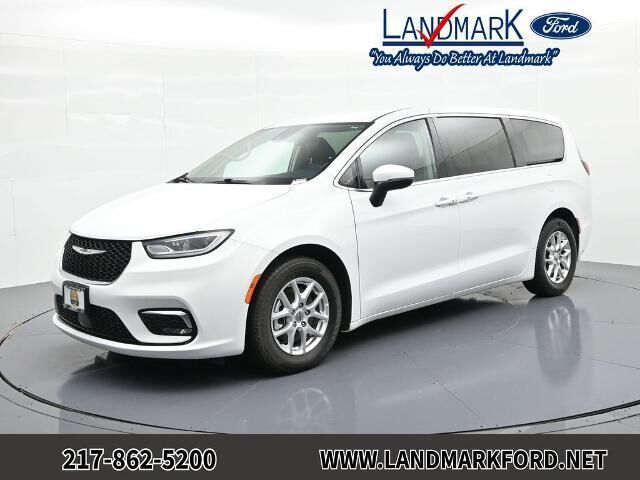 2023 Chrysler Pacifica Touring L — photo 1 of 17