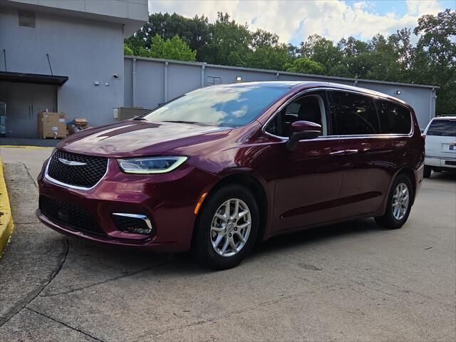2023 Chrysler Pacifica Touring L — photo 1 of 12