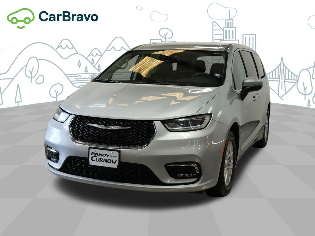2023 Chrysler Pacifica Touring L — photo 1 of 6