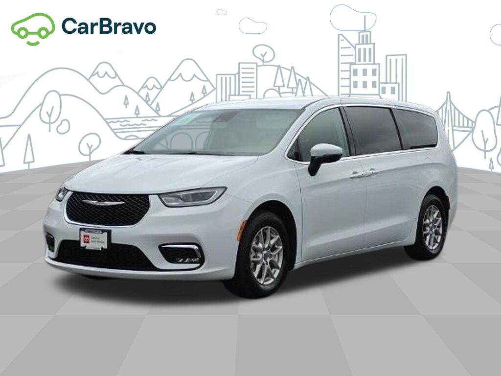 2023 Chrysler Pacifica Touring L — photo 1 of 7