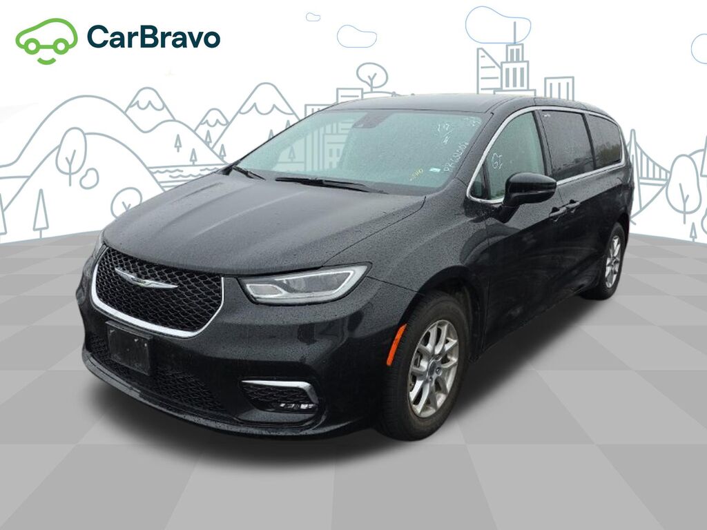 2023 Chrysler Pacifica Touring L — photo 1 of 7