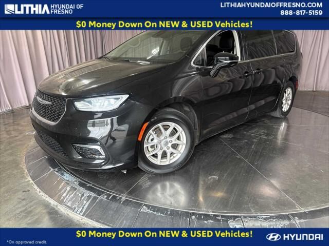 2024 Chrysler Pacifica Touring L — photo 1 of 13