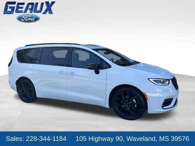 2024 Chrysler Pacifica Touring L — photo 1 of 1