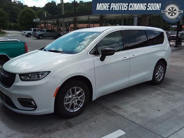 2024 Chrysler Pacifica Touring L — photo 1 of 1