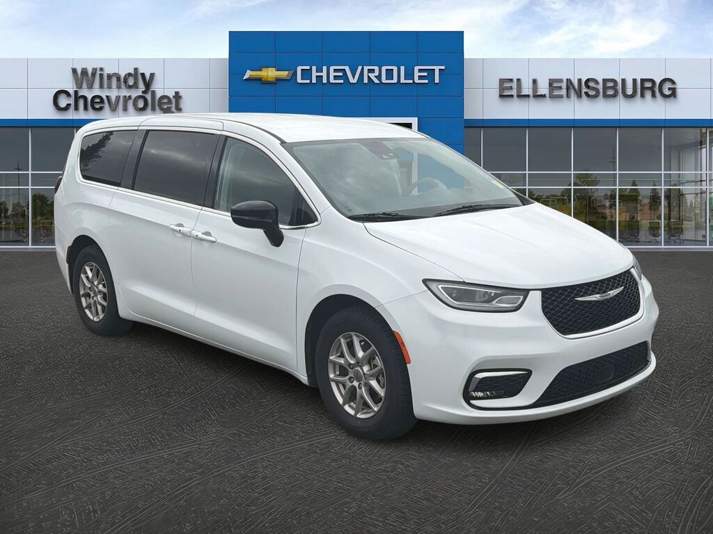 2024 Chrysler Pacifica — photo 1 of 13