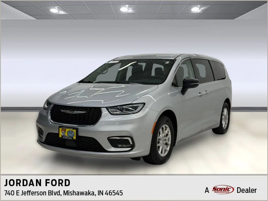 2024 Chrysler Pacifica Touring L — photo 1 of 26