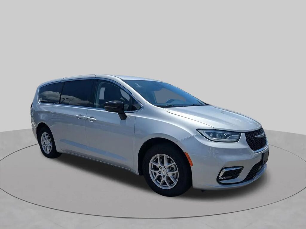 2024 Chrysler Pacifica Touring L — photo 1 of 32