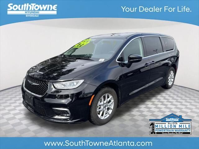 2024 Chrysler Pacifica Touring L — photo 1 of 13