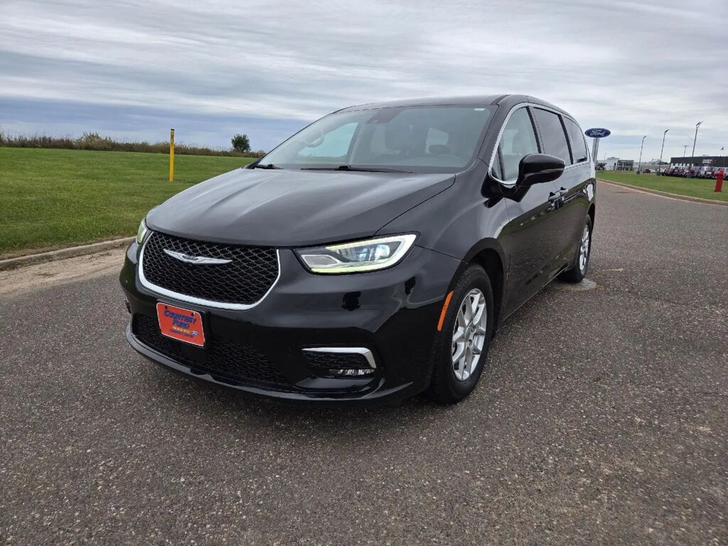 2024 Chrysler Pacifica Touring L — photo 1 of 13