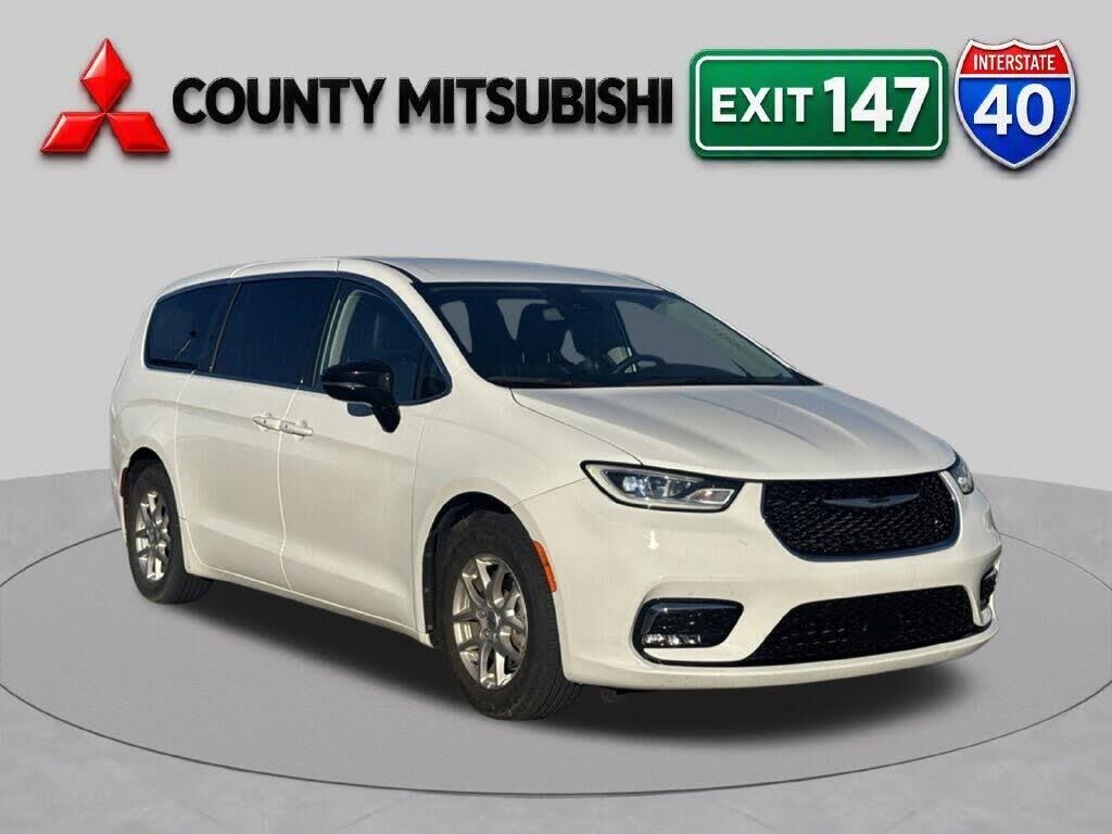 2024 Chrysler Pacifica Touring L — photo 1 of 1