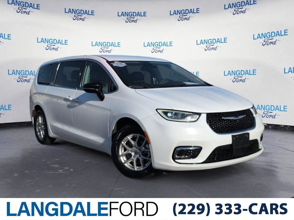 2024 Chrysler Pacifica Touring L — photo 1 of 39