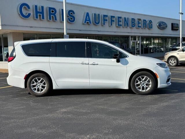 2024 Chrysler Pacifica Touring L — photo 1 of 26