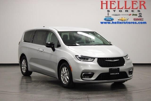 2024 Chrysler Pacifica Touring L — photo 1 of 12