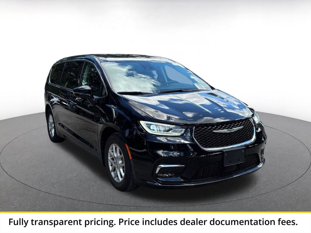 2024 Chrysler Pacifica Touring L — photo 1 of 2