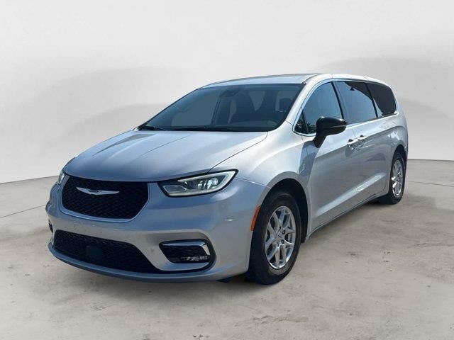 2024 Chrysler Pacifica Touring L — photo 1 of 33
