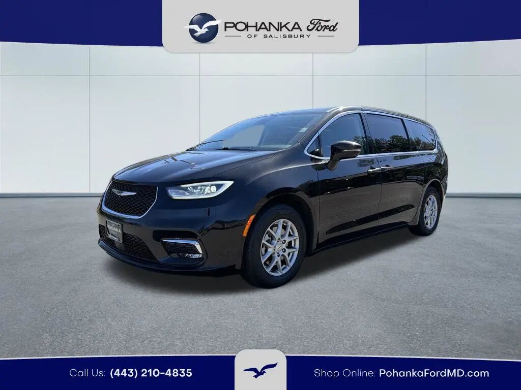 2024 Chrysler Pacifica Touring L — photo 1 of 13