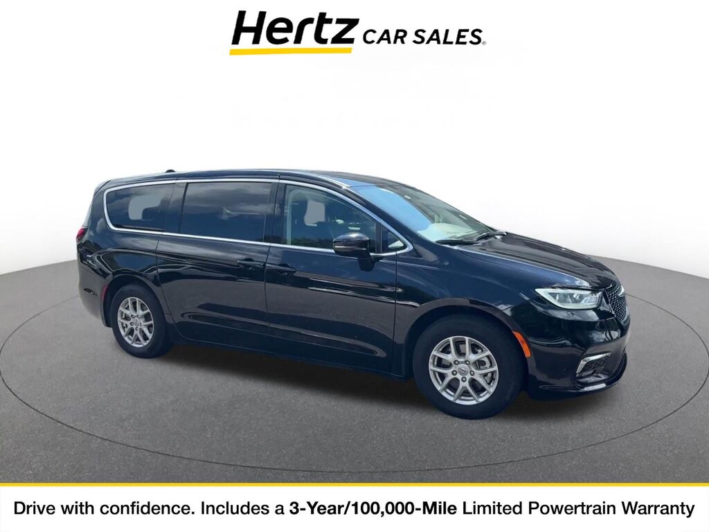 2024 Chrysler Pacifica Touring L — photo 1 of 11