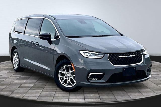 2025 Chrysler Pacifica Select — photo 1 of 13