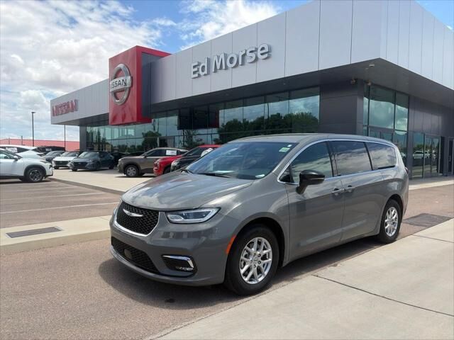 2025 Chrysler Pacifica Select — photo 1 of 26