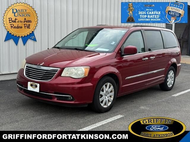 2016 Chrysler Town and Country Touring — photo 1 of 27