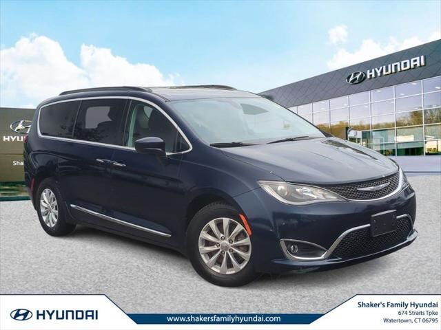 2017 Chrysler Pacifica Touring-L — photo 1 of 21
