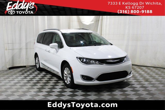 2018 Chrysler Pacifica Touring L — photo 1 of 13