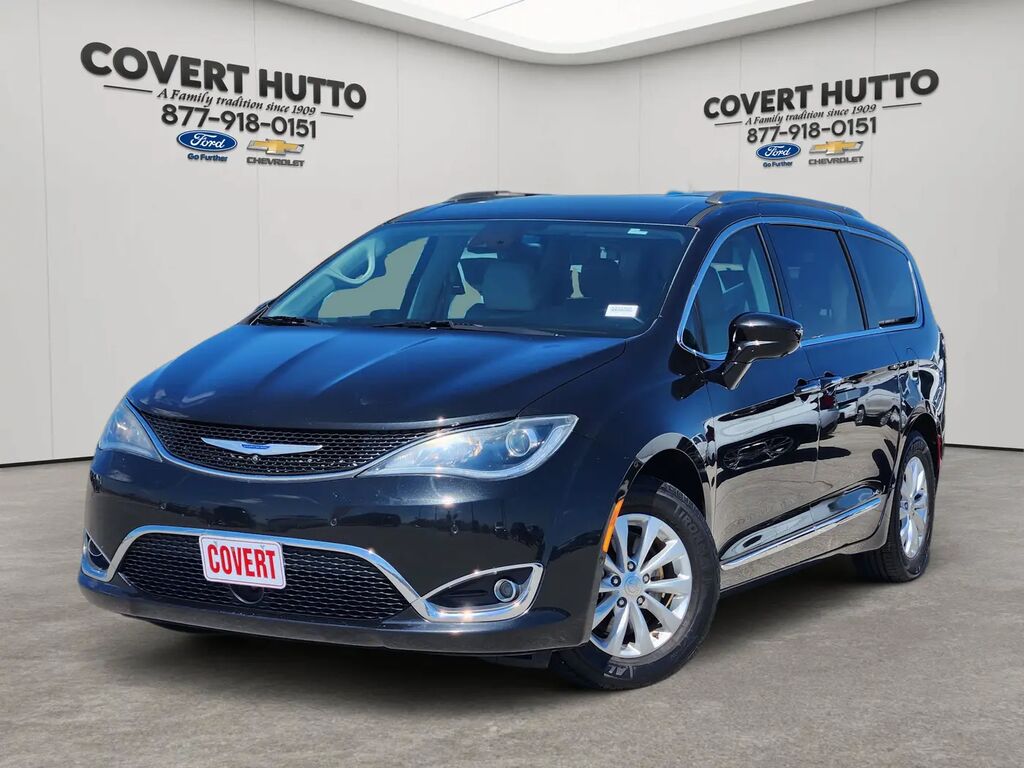2019 Chrysler Pacifica Touring L — photo 1 of 14