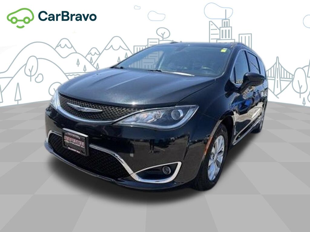 2019 Chrysler Pacifica Touring L — photo 1 of 6