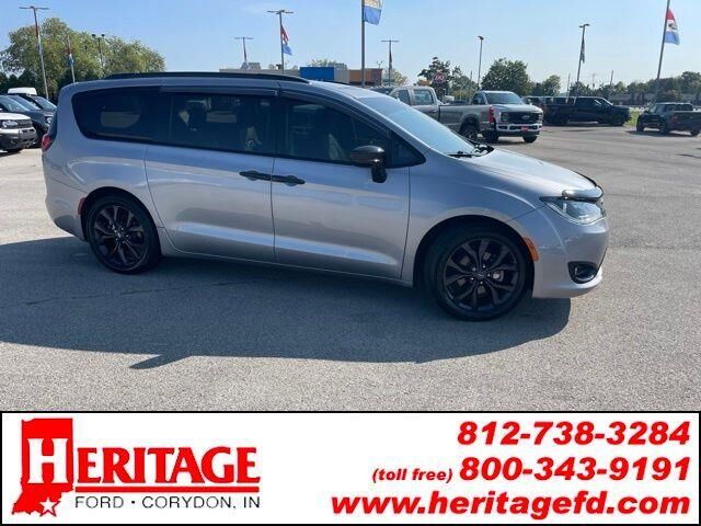 2020 Chrysler Pacifica Touring L — photo 1 of 26