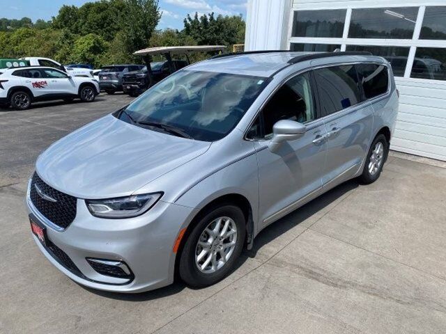 2022 Chrysler Pacifica Touring L — photo 1 of 2