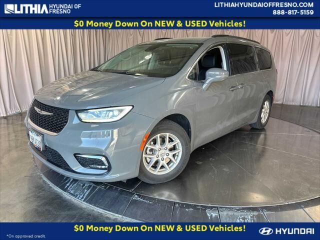 2022 Chrysler Pacifica Touring L — photo 1 of 13