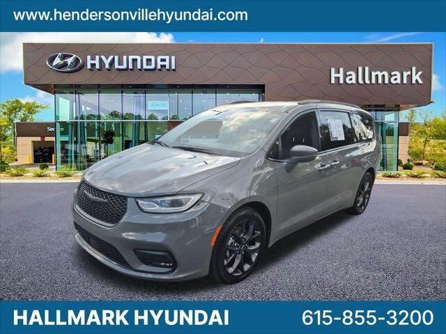 2022 Chrysler Pacifica Touring L — photo 1 of 13