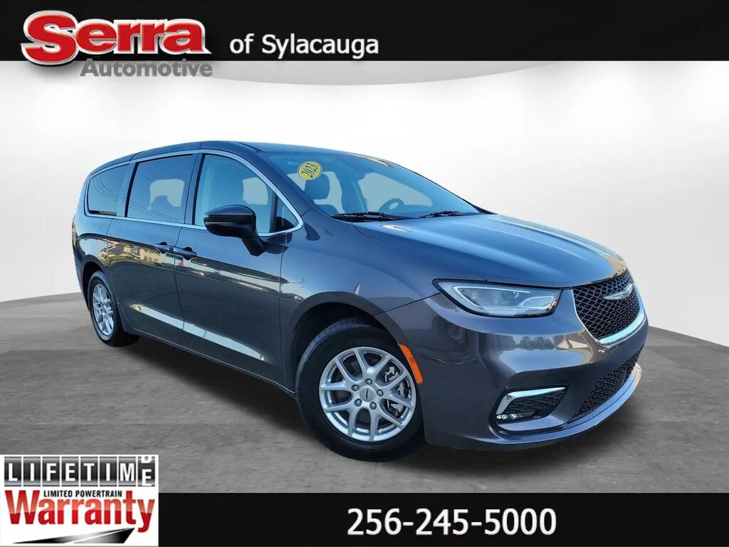2023 Chrysler Pacifica Touring L — photo 1 of 26