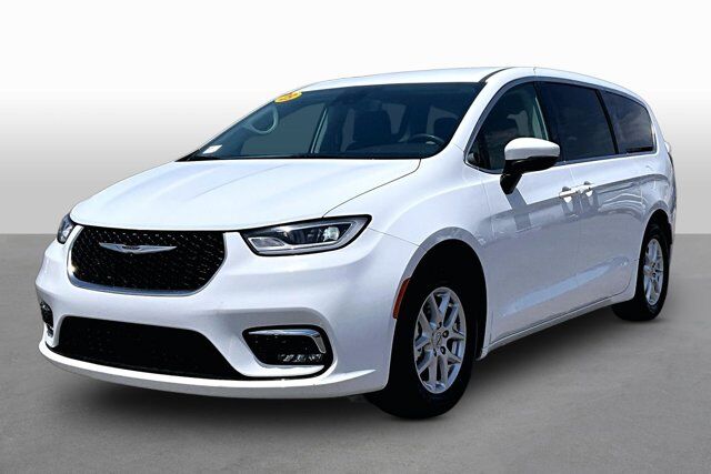 2023 Chrysler Pacifica Touring L — photo 1 of 13