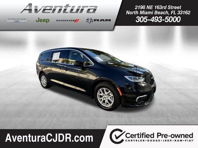 2023 Chrysler Pacifica Touring L — photo 1 of 13