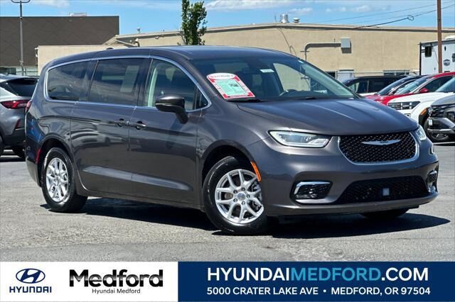 2023 Chrysler Pacifica Touring L — photo 1 of 13